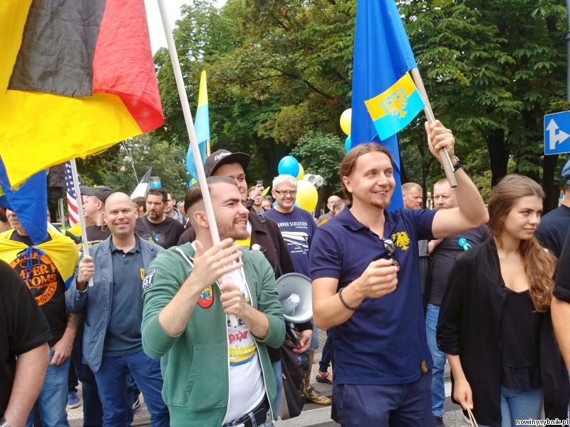 Marsz autonomistów pod żółto – niebieskimi flagami / DURŚ Rybnik