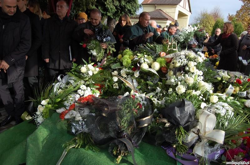 Wieńce i kwiaty na grobie Lothara Dziwokiego / Ireneusz Stajer