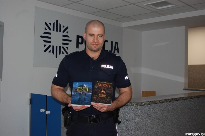 Starszy sierżant Mariusz Brzezina wydał ostatnio dwie książki / Ireneusz Stajer