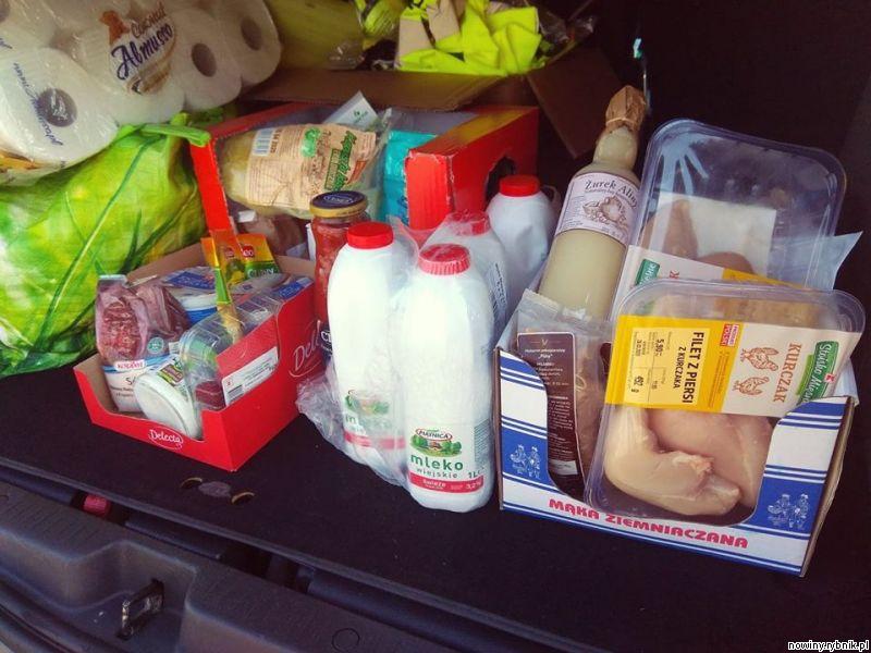 Wolontariusze z Żor - Kleszczwki kupują emerytom jedzenie / Facebook