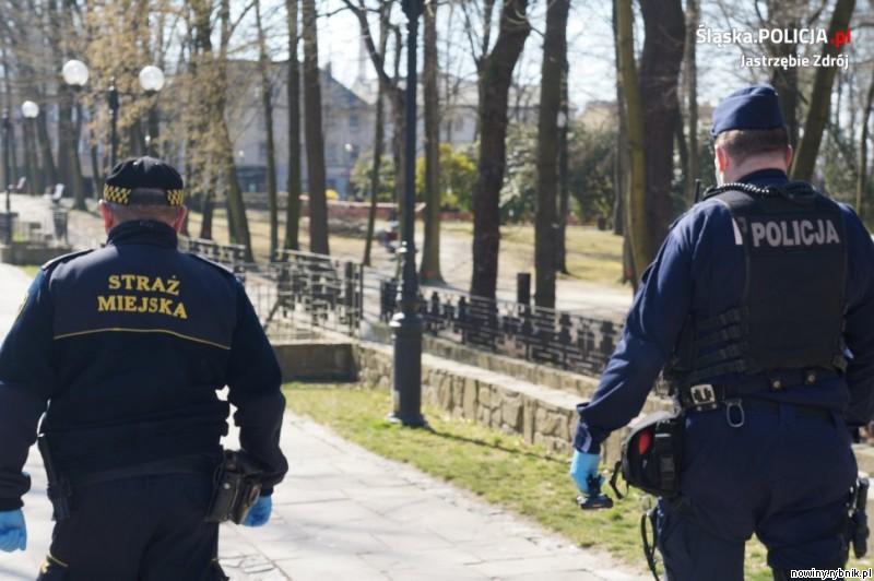 Policjanci patrolujący ulice Jastrzębia-Zdroju / Policja Jastrzębie